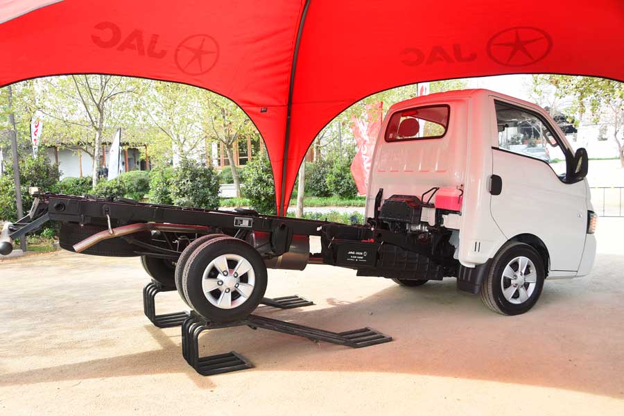 JAC ingresa a nuevo segmento con el modelo X200